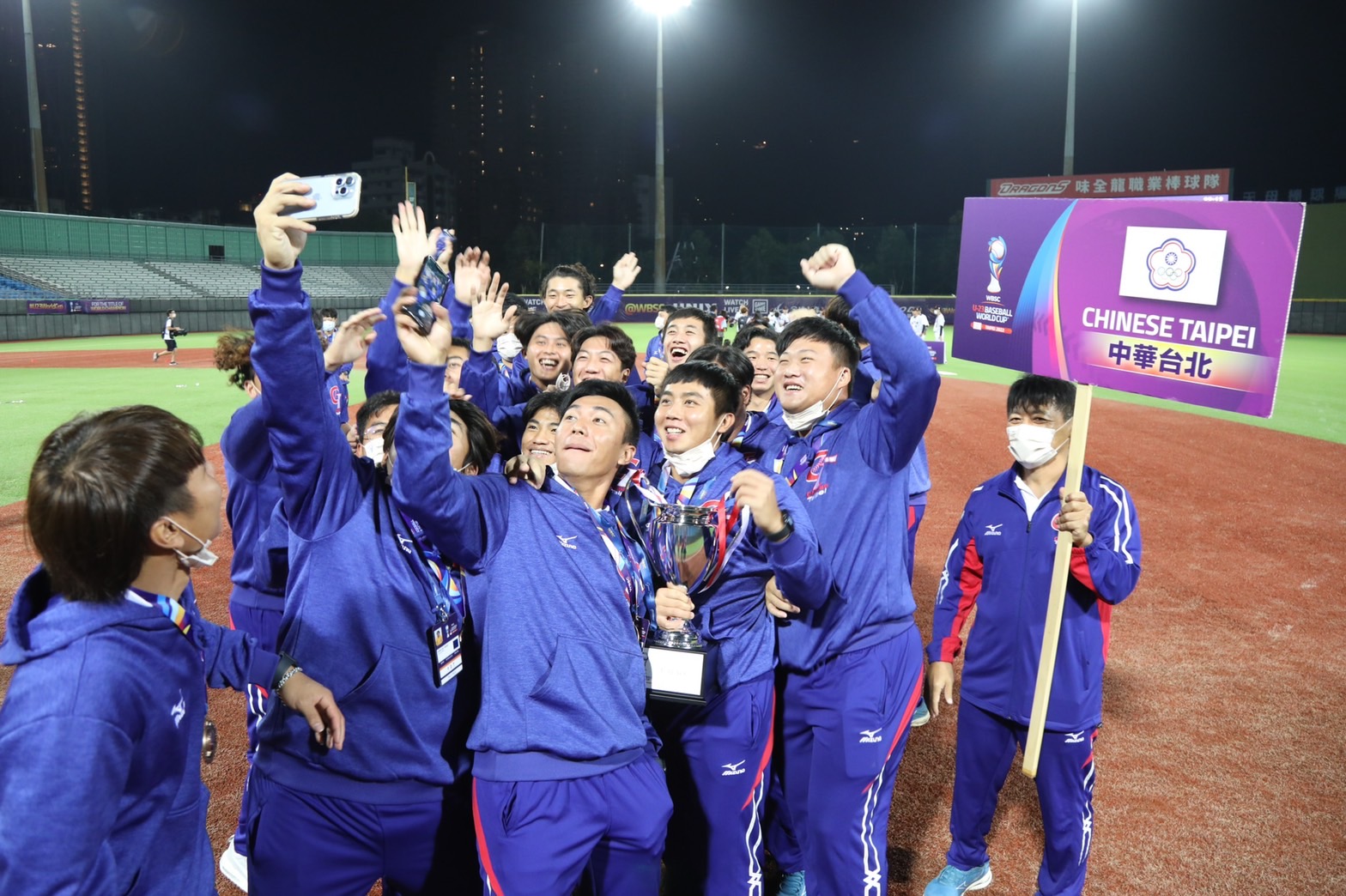 (圖)Taiwan’s 2022 WBSC U-23 Baseball World Cup team happily took a group photo after the awards ceremony.